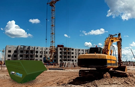 imagem da caçamba verde da fênix locações em um canteiro de obras com uma escavadeira